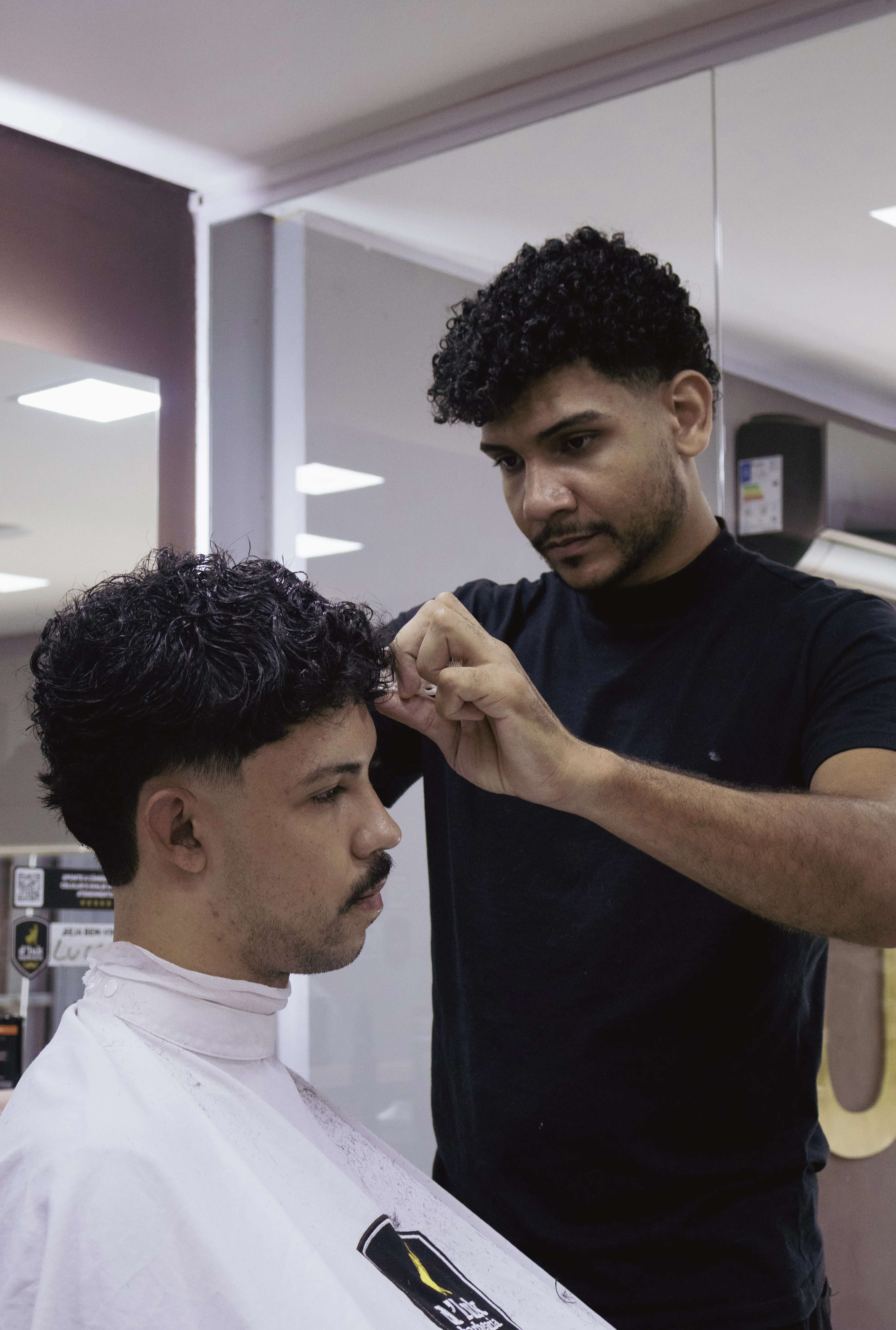Mesa com produtos de barbearia